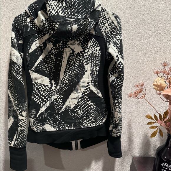 Lululemon Black & White Patterned Zip-Up Hoodie Size 6 Stylish w/ Thumbholes - Picture 2 of 4